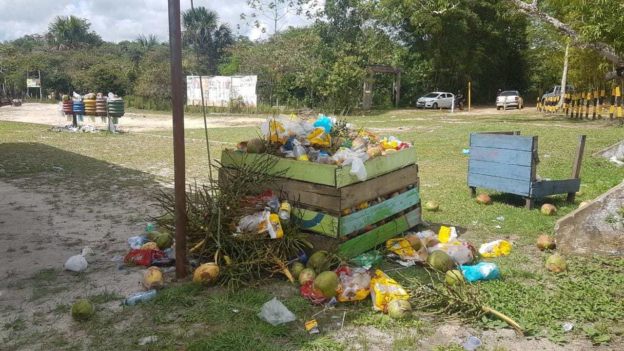 Lixo toma conta do mais importante balneário de Cruzeiro do Sul, o Igarapé Preto 